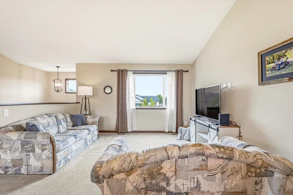 422 Bluebird Drive NW Isanti, MN 55040