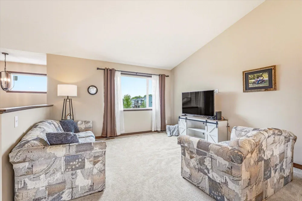 422 Bluebird Drive NW Isanti, MN 55040