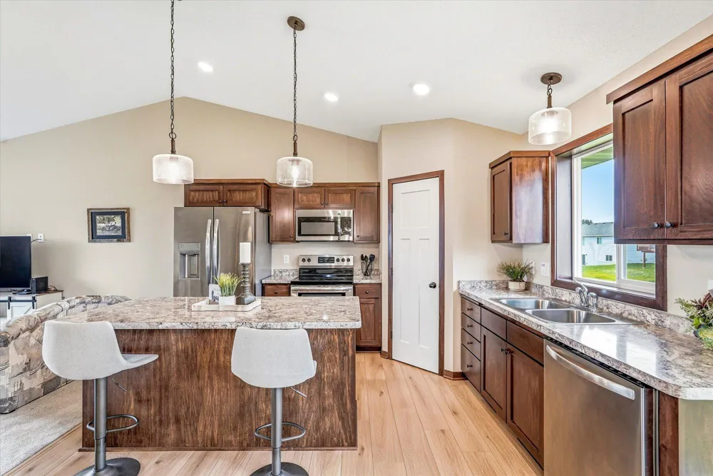 422 Bluebird Drive NW Isanti, MN 55040