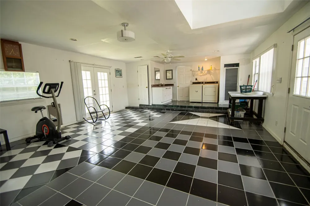 2650 W Lucas Drive Beaumont, TX 77706