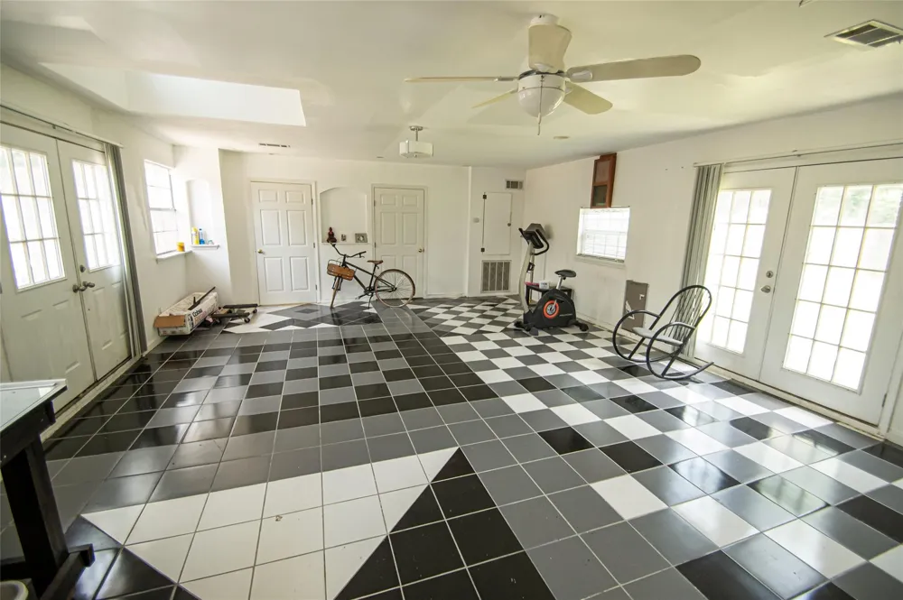 2650 W Lucas Drive Beaumont, TX 77706