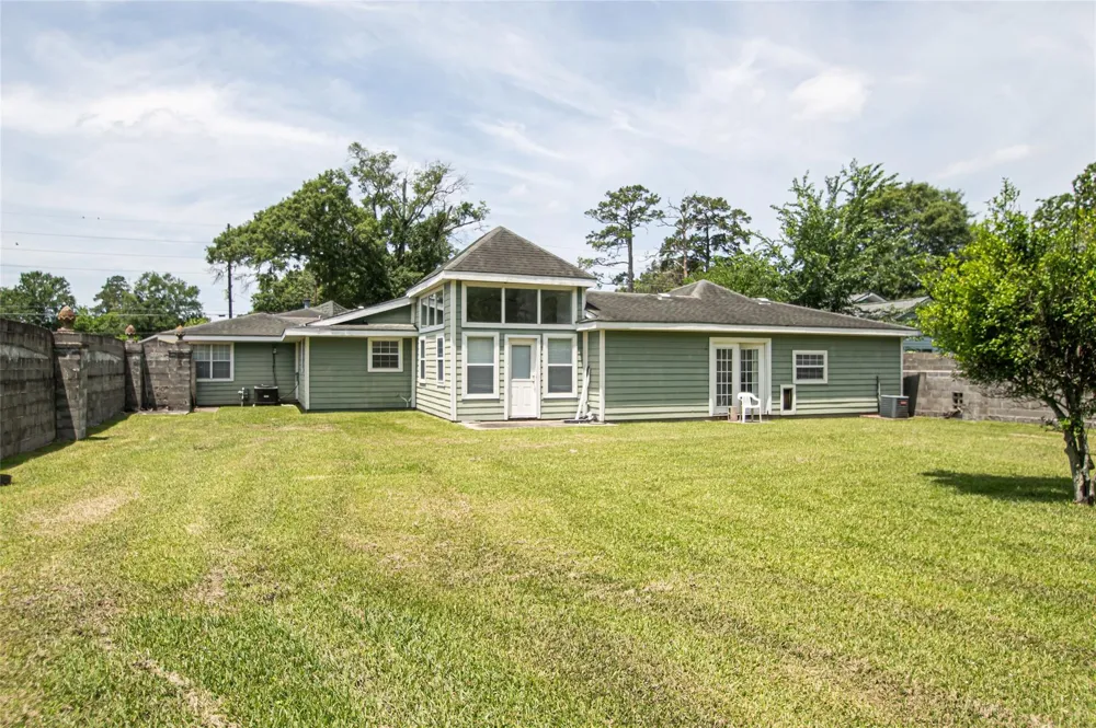 2650 W Lucas Drive Beaumont, TX 77706