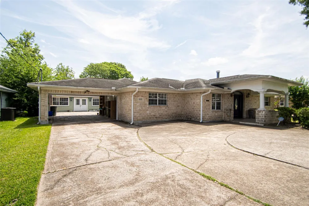 2650 W Lucas Drive Beaumont, TX 77706