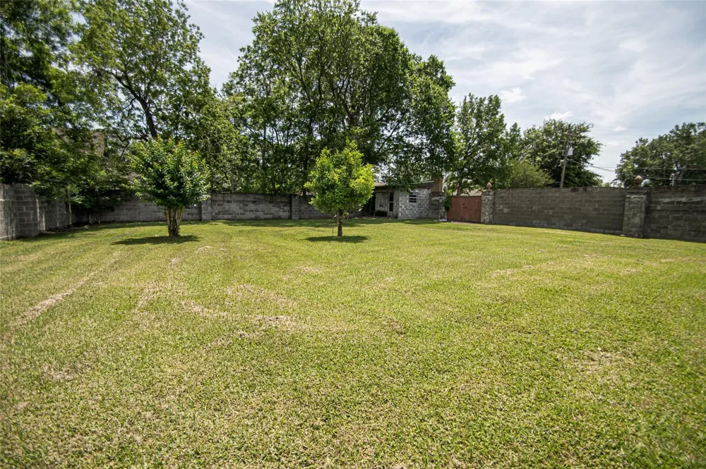 2650 W Lucas Drive Beaumont, TX 77706