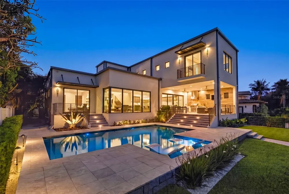 874 PLACIDO WAY NE St Petersburg, FL 33704