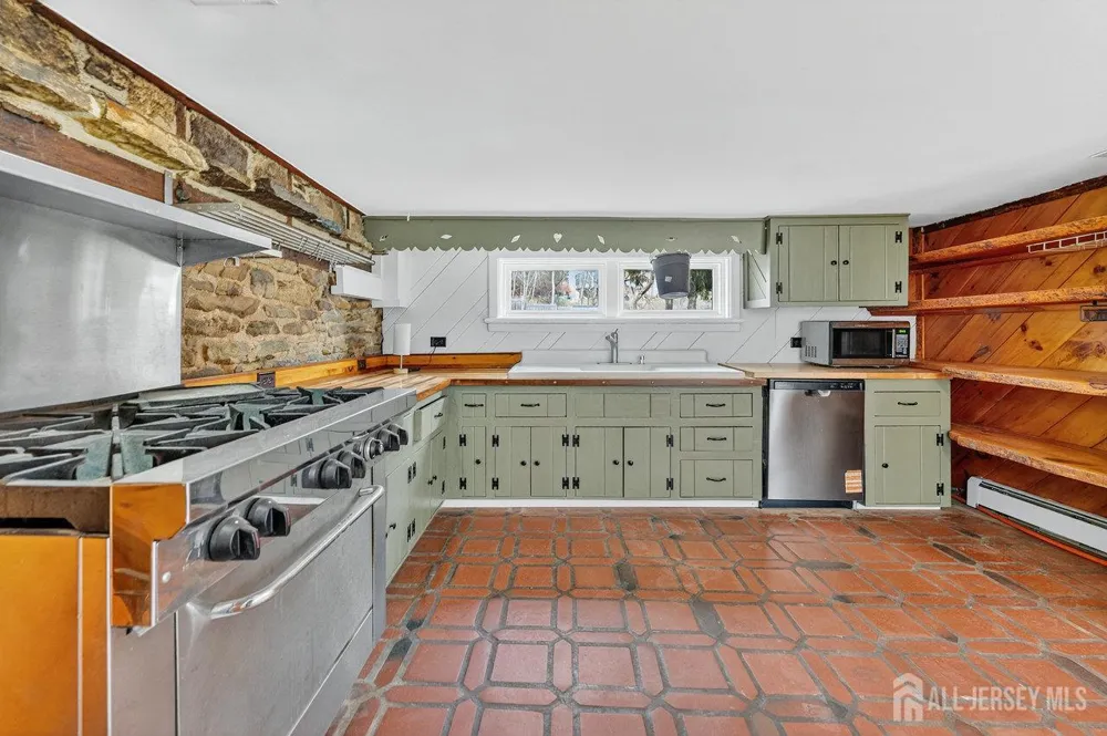 28 Old Clinton Road Raritan, NJ 08822