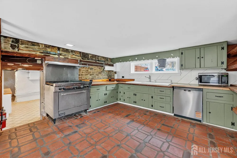 28 Old Clinton Road Raritan, NJ 08822