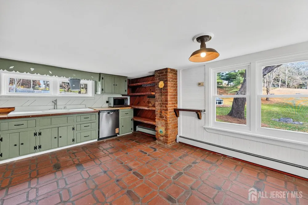 28 Old Clinton Road Raritan, NJ 08822