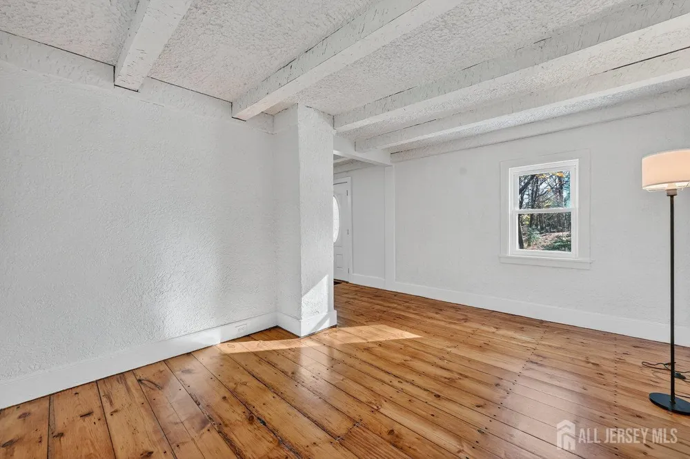 28 Old Clinton Road Raritan, NJ 08822