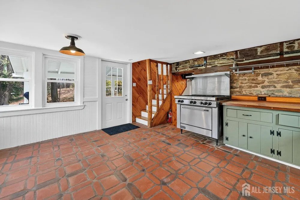 28 Old Clinton Road Raritan, NJ 08822
