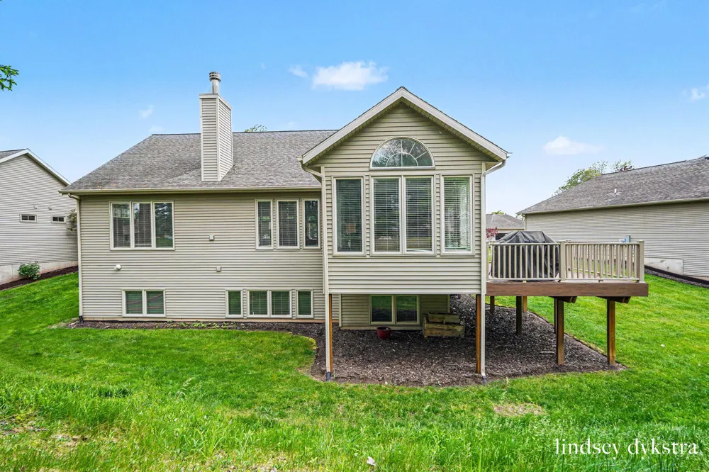 2320 Red Oak Court NW Grand Rapids, MI 49504