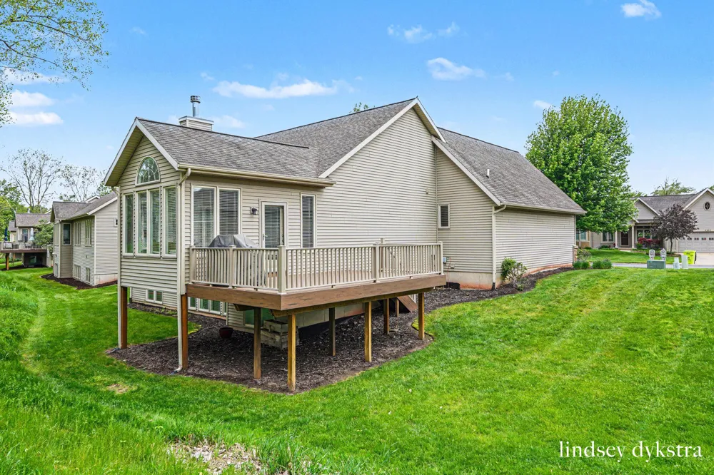 2320 Red Oak Court NW Grand Rapids, MI 49504