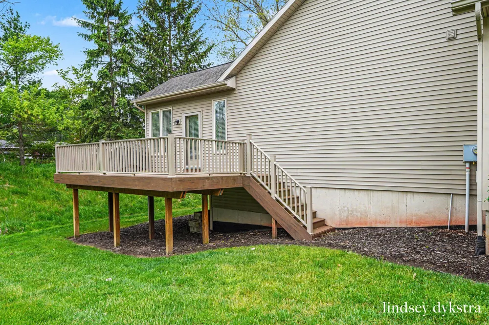 2320 Red Oak Court NW Grand Rapids, MI 49504