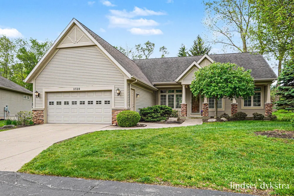 2320 Red Oak Court NW Grand Rapids, MI 49504