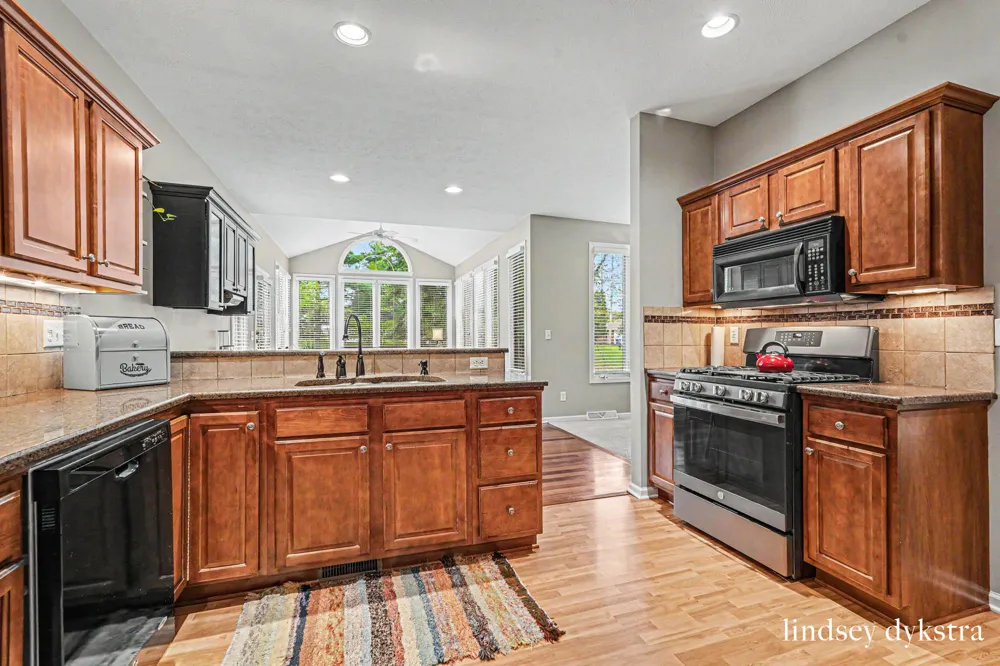 2320 Red Oak Court NW Grand Rapids, MI 49504