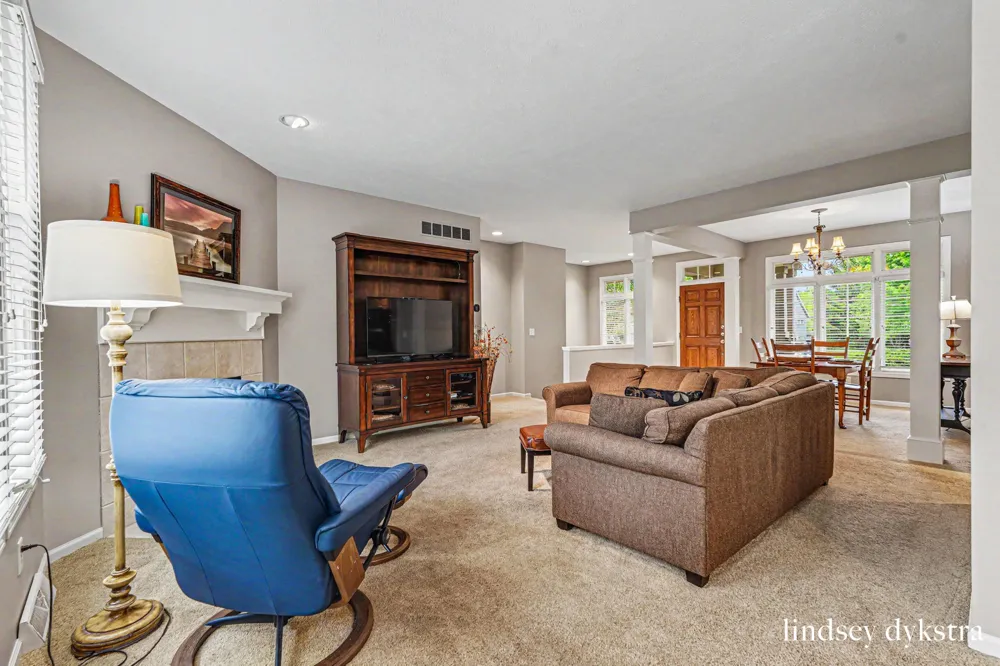 2320 Red Oak Court NW Grand Rapids, MI 49504