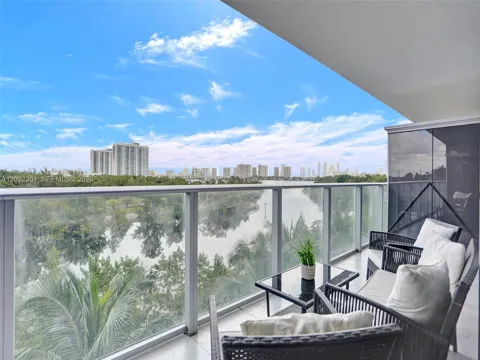16385 Biscayne Blvd #403