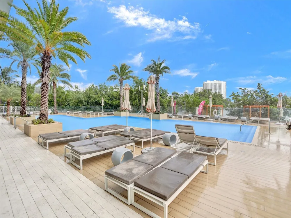 16385 Biscayne Blvd #403 North Miami Beach, FL 33160
