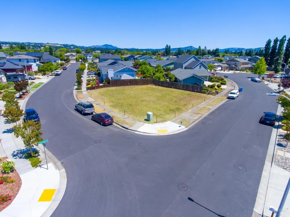 1944 San Salvador Drive Santa Rosa, CA 95403