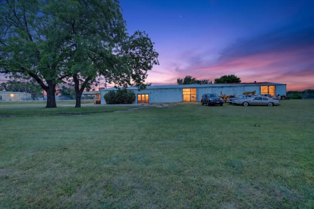 1092 W Highway 199 Springtown, TX 76082
