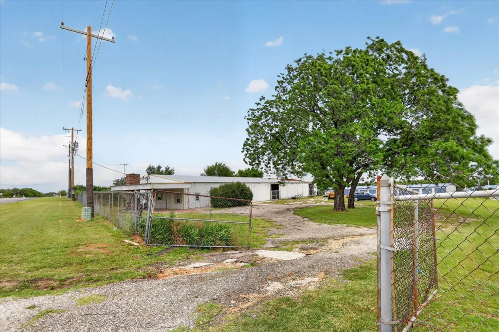 1092 W Highway 199 Springtown, TX 76082