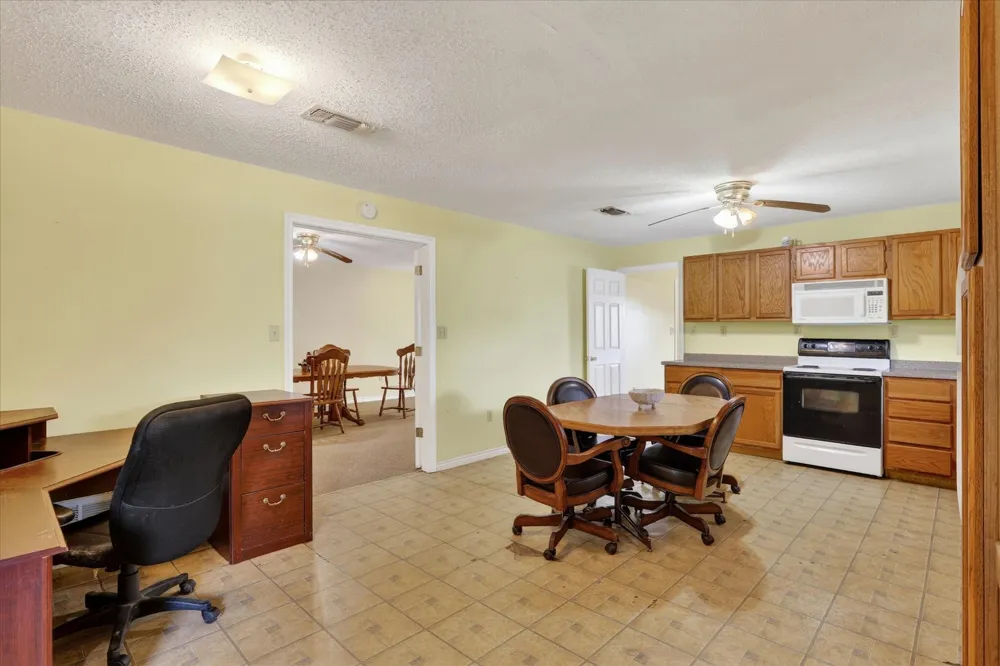 1092 W Highway 199 Springtown, TX 76082