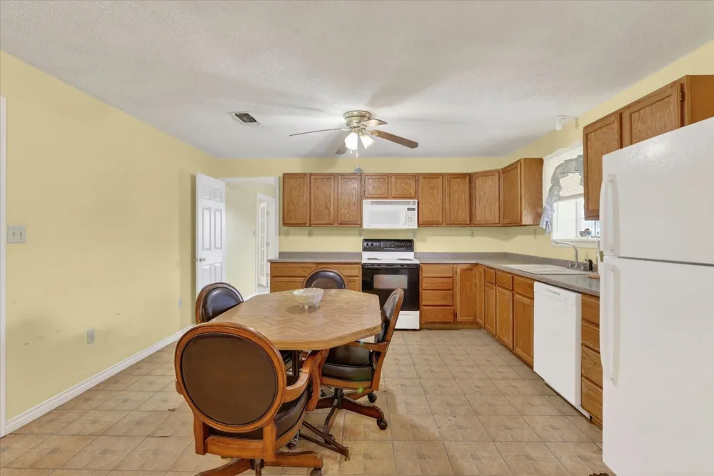 1092 W Highway 199 Springtown, TX 76082