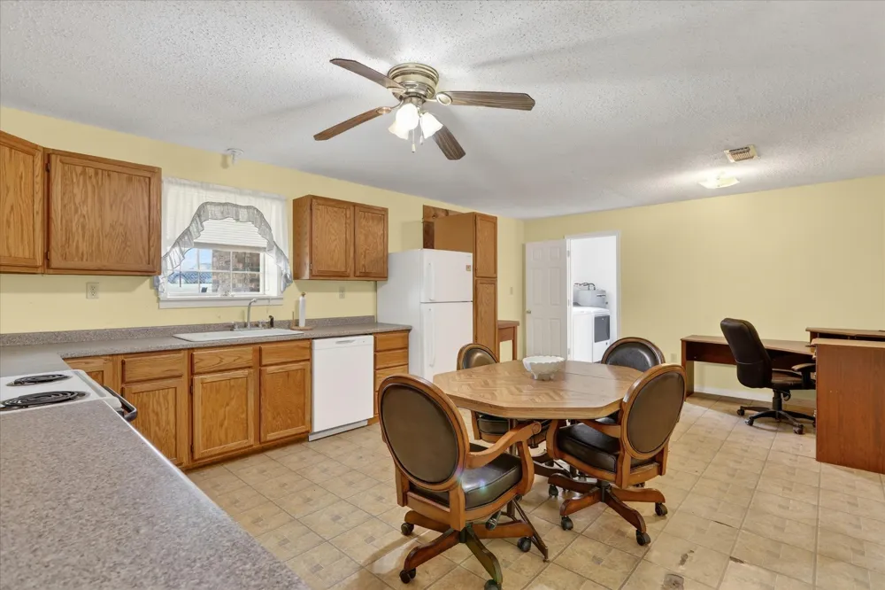 1092 W Highway 199 Springtown, TX 76082