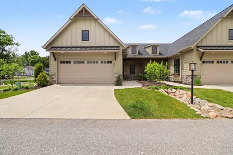 1905 E Woodglen Circle
