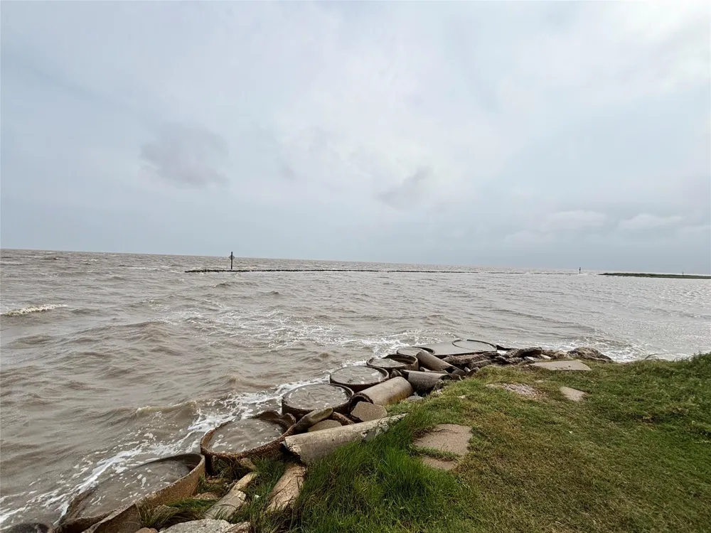 203 Mcneir Street Anahuac, TX 77514