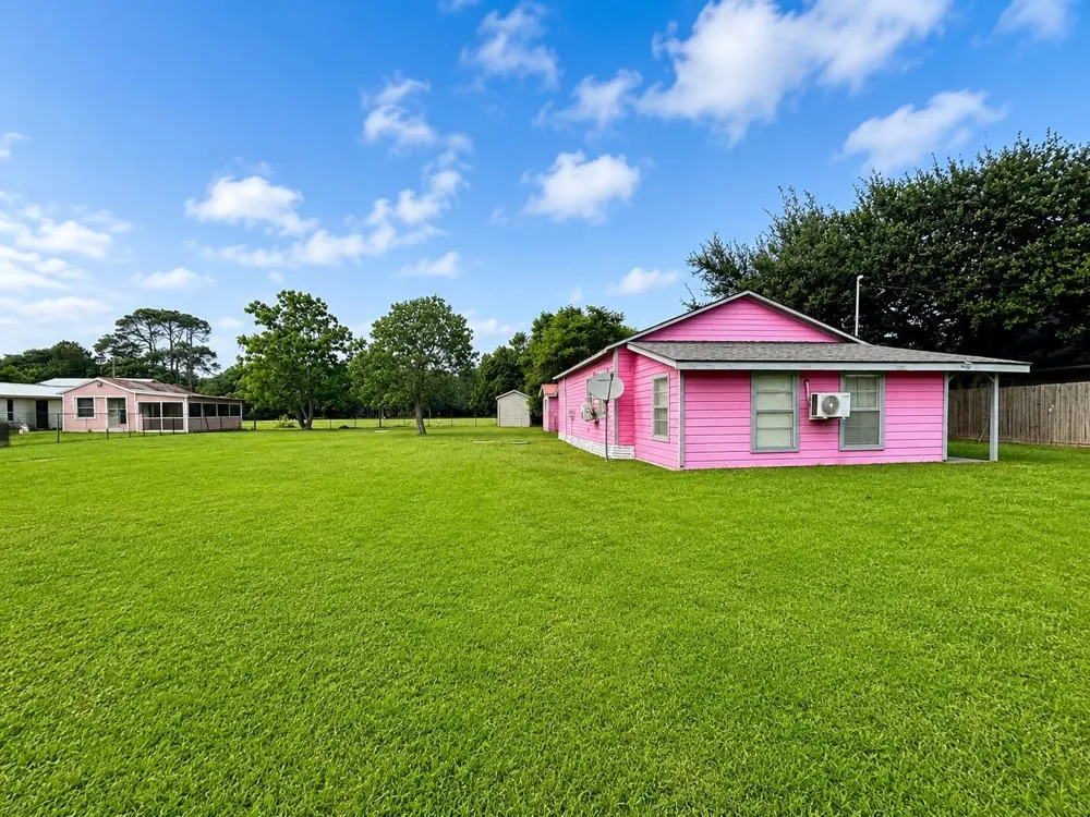 203 Mcneir Street Anahuac, TX 77514