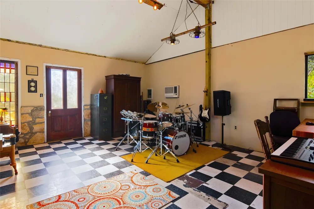 435 Spangenberg Road Blanco, TX 78623