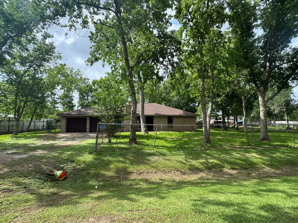 1609 Forrest Drive Wharton, TX 77488