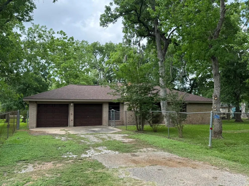 1609 Forrest Drive Wharton, TX 77488