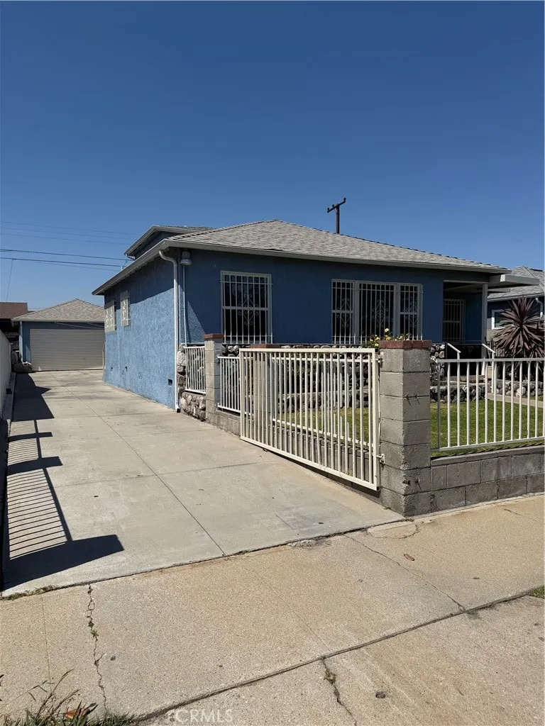 1705 W Arbutus Compton, CA 90220