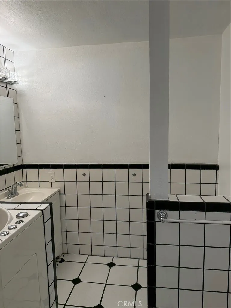 1705 W Arbutus Compton, CA 90220