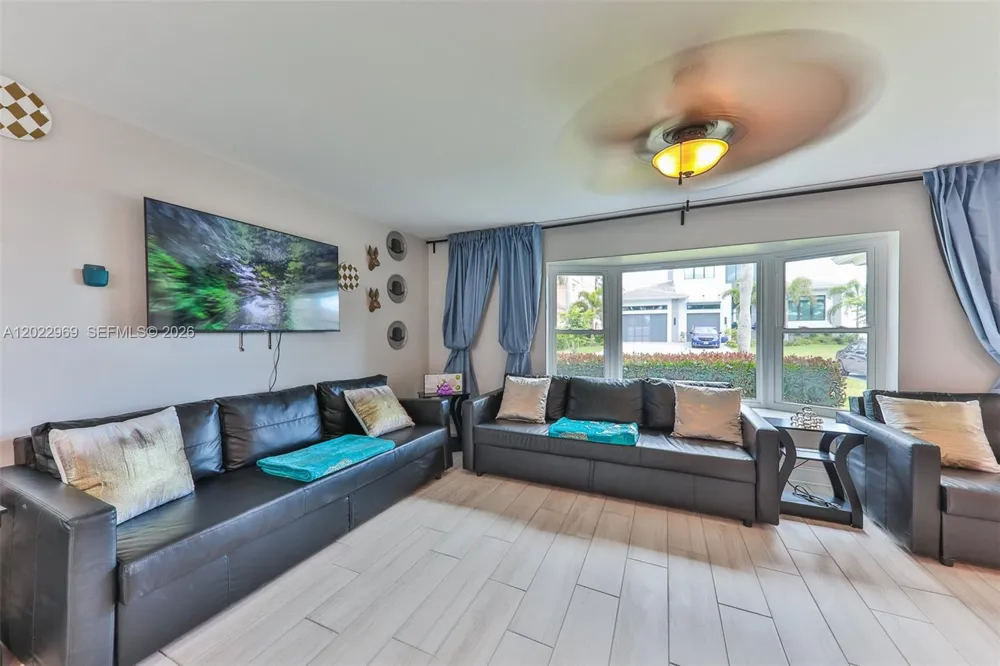 355 Bayshore Dr Cape Coral, FL 33904