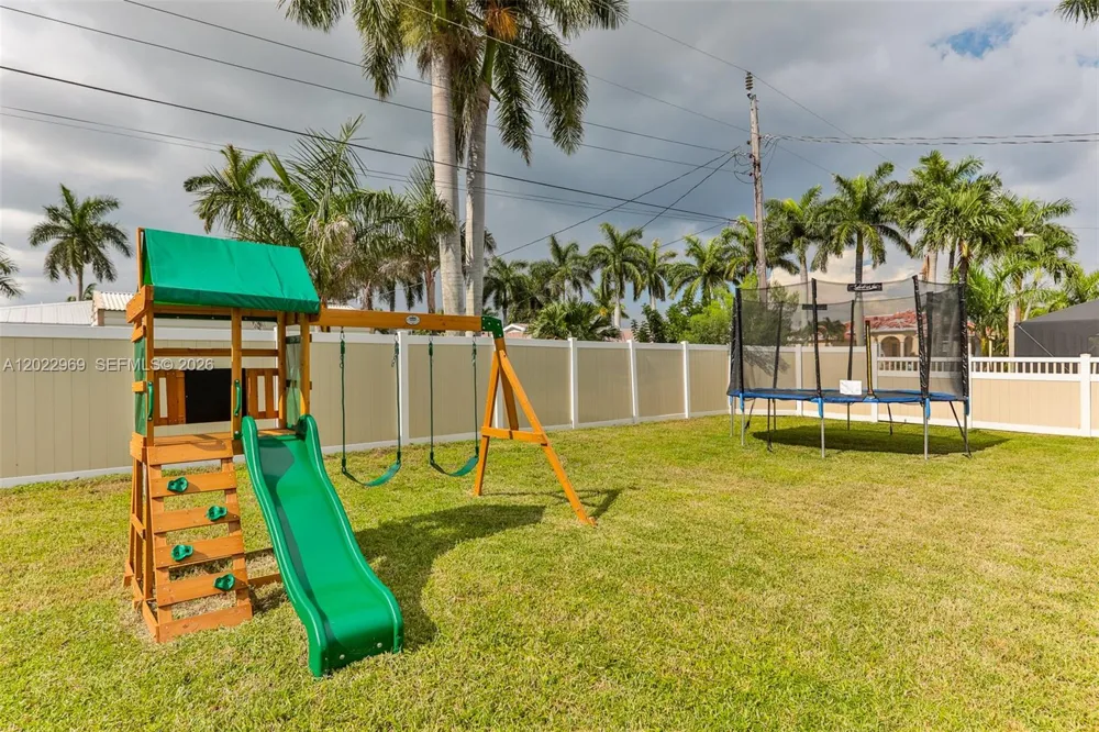 355 Bayshore Dr Cape Coral, FL 33904