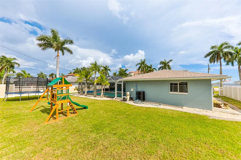 355 Bayshore Dr Cape Coral, FL 33904