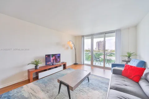 19370 Collins Ave #622
