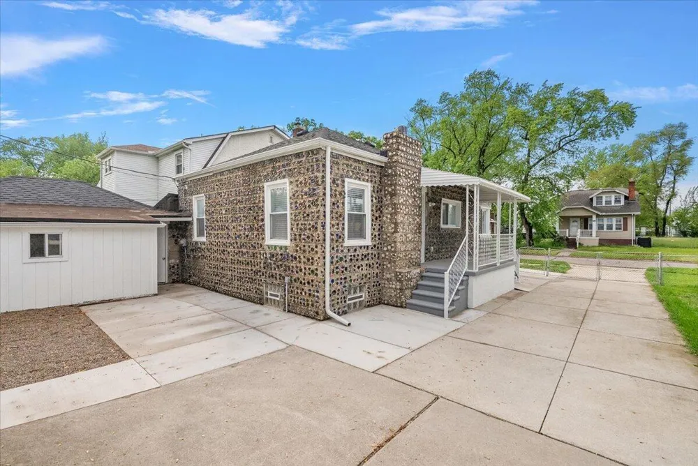 39 W Elza Avenue Hazel Park, MI 48030