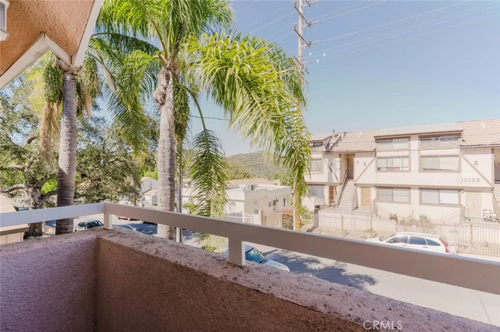 10128 Hillhaven Avenue #101 Tujunga, CA 91042
