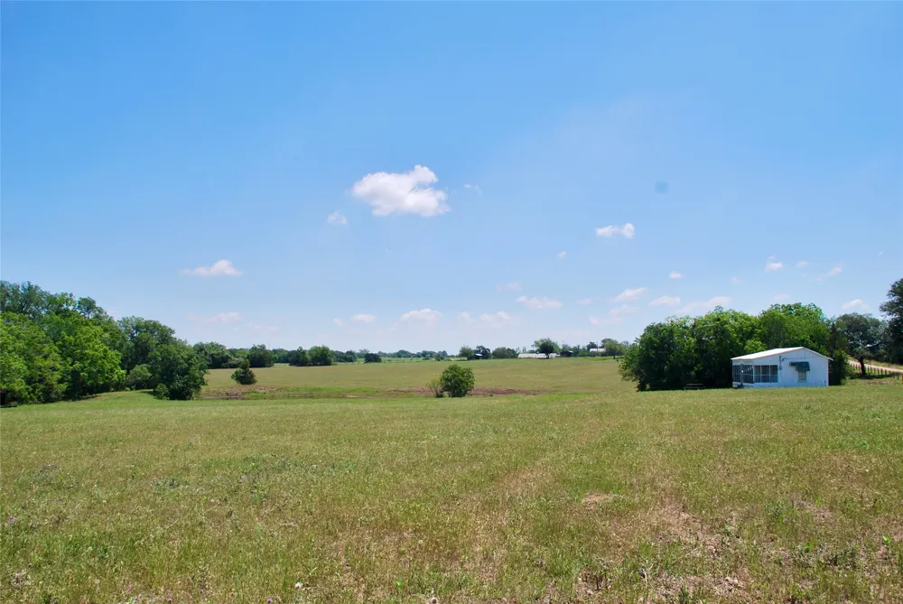 1070 Muehr Road Weimar, TX 78962