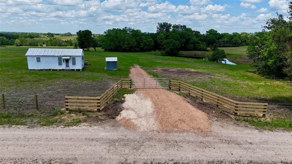 1070 Muehr Road Weimar, TX 78962