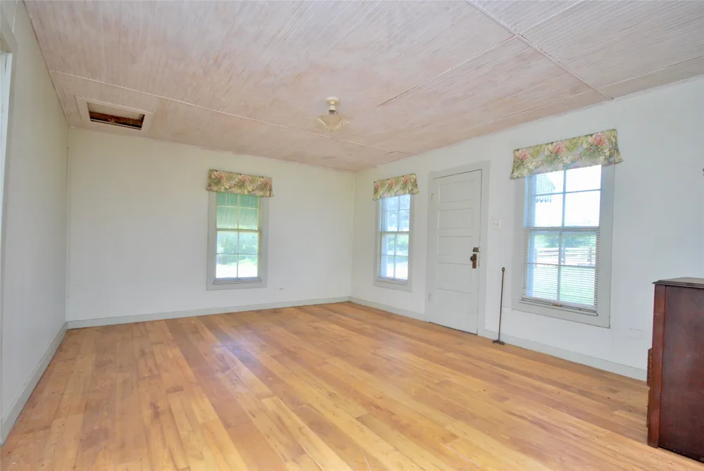 1070 Muehr Road Weimar, TX 78962