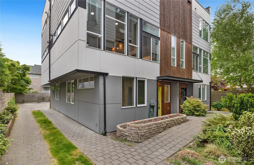 9043 C Mary Avenue NW Seattle, WA 98117