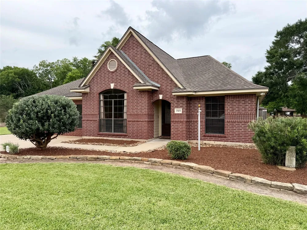 1503 Avenue H Danbury, TX 77534