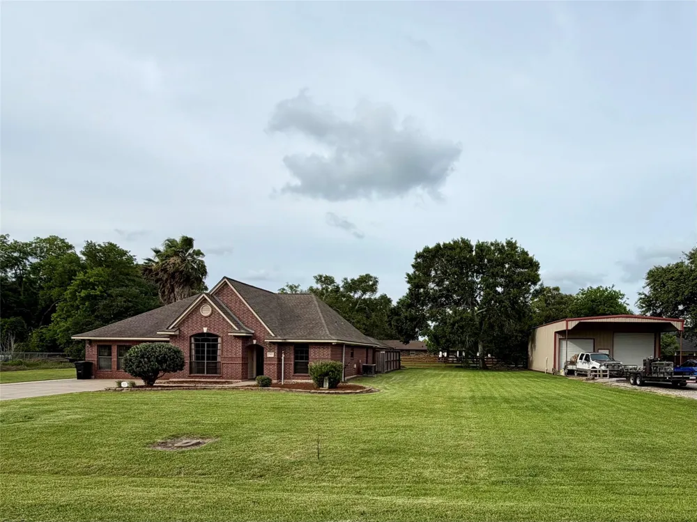 1503 Avenue H Danbury, TX 77534