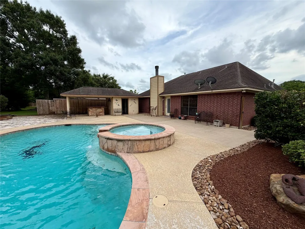 1503 Avenue H Danbury, TX 77534