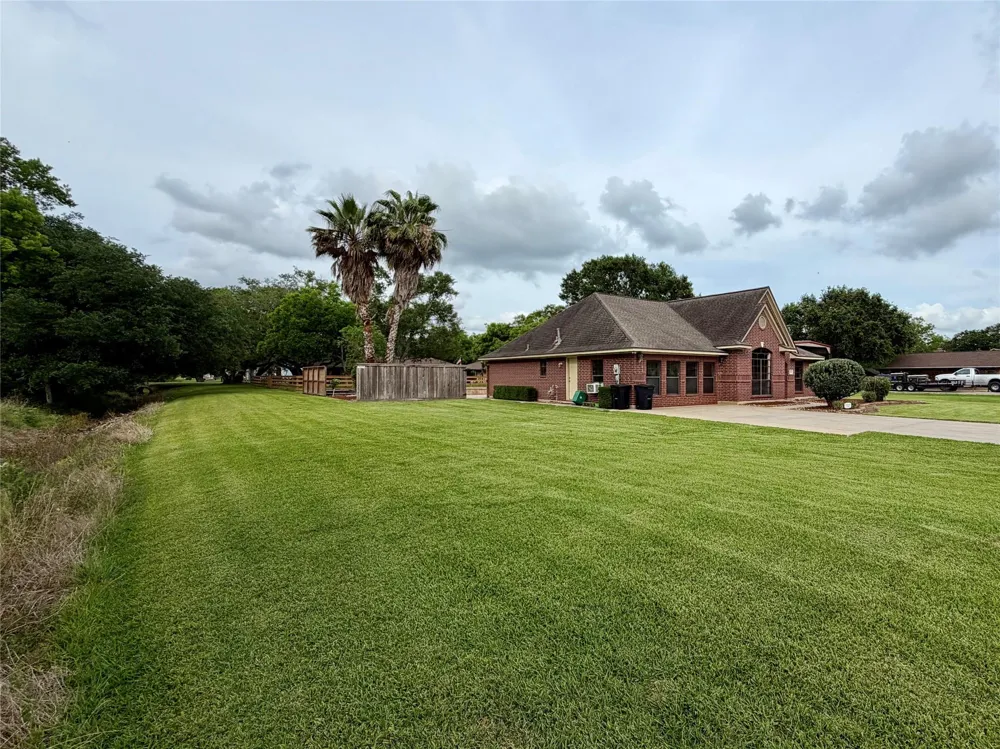 1503 Avenue H Danbury, TX 77534